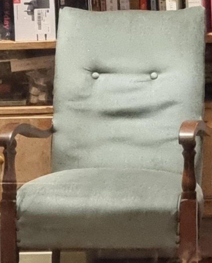 "Myślę, że moje krzesło jest nawiedzone."