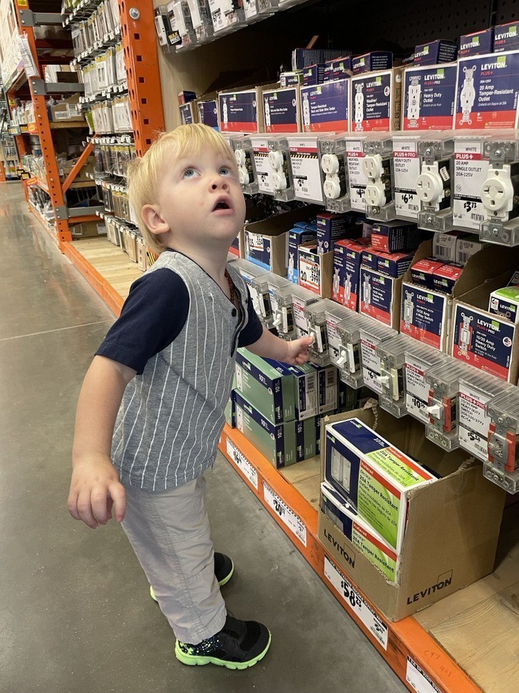 "Mój syn sądził, że ten przełącznik kontroluje światła w sklepie."