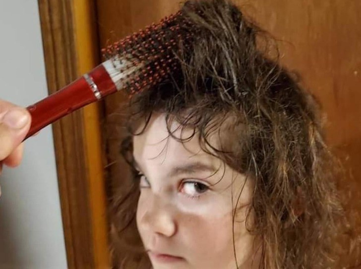 "Moja córka o kręconych włosach postanowiła, że użyje szczotki swojej macochy."