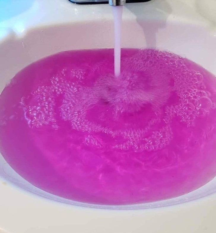 W wyniku wycieku chemikaliów, z tego kranu zaczęła lecieć różowa woda