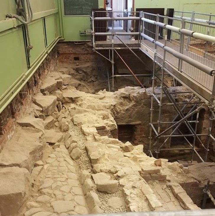 Średniowieczne ruiny znalezione pod podłogą szkolnej sali gimnastycznej