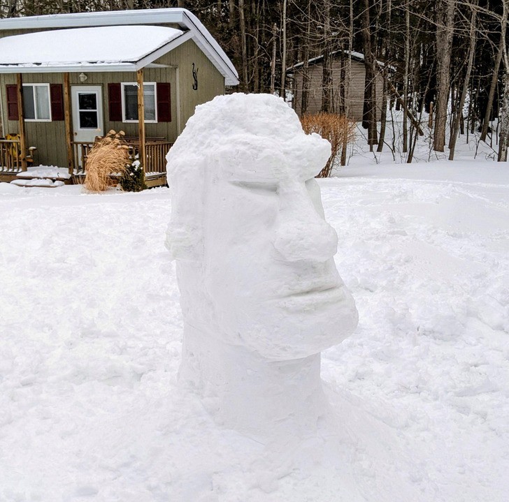 "Moja pierwsza próba rzeźbienia w śniegu"