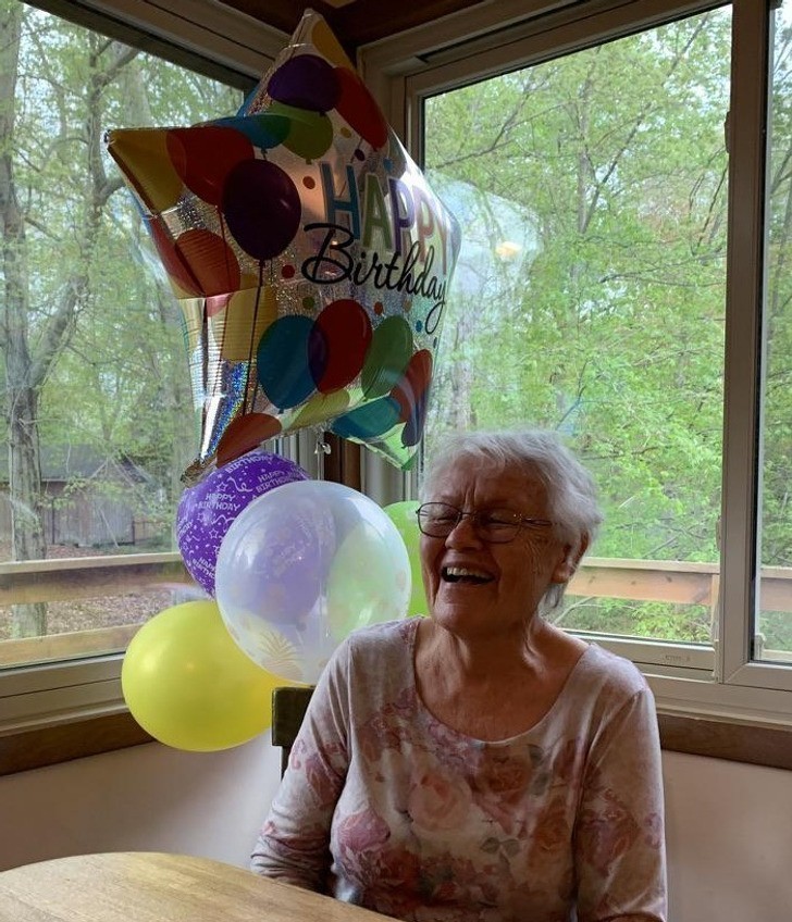 "Moja 88-letnia babcia, gdy zapytałam ją jak to jest dostać balony urodzinowe po raz pierwszy w życiu"