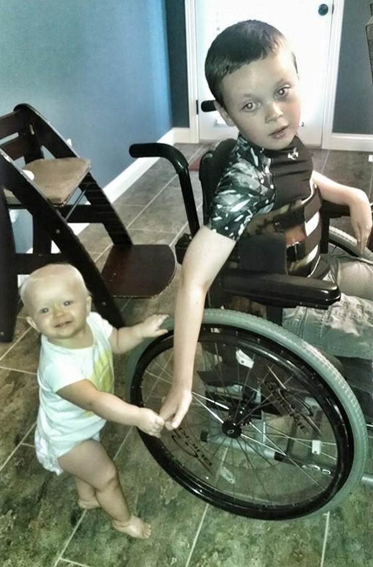 "Mój syn uczy swoją młodszą siostrę jak chodzić obok wózka."