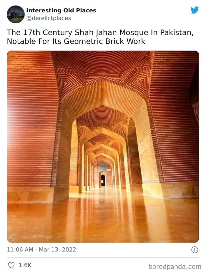 "XVII-wieczny Meczet Shah Jahan w Pakistanie, wyróżniający się geometrycznym ułożeniem cegieł"