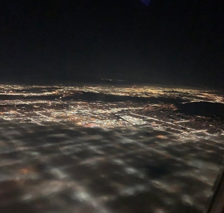 "Mgła nad Los Angeles sprawia, że miasto wygląda jak symulacja, która nie załadowała się do końca."