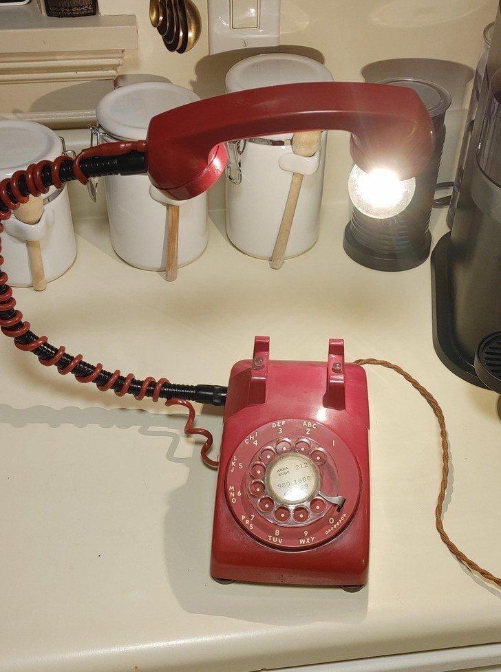 Stary telefon przerobiony na lampę