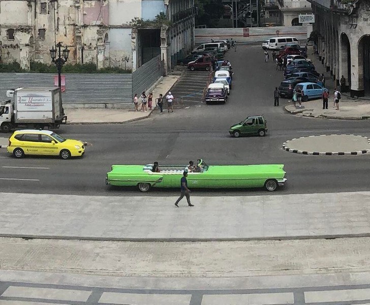 "Zdjęcie panoramiczne przejeżdżającego pojazdu"