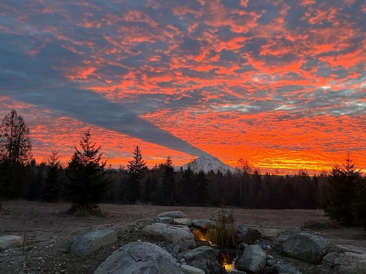 "Wulkan Mt. Rainier rzucający cień na niebo podczas wschodu słońca"