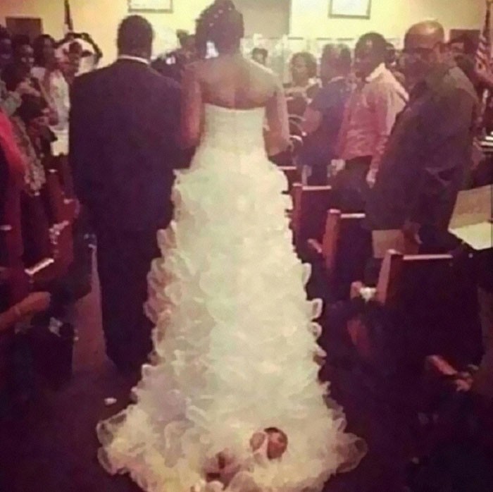 Panna młoda przywiązała swoje miesięczne dziecko do sukni ślubnej.