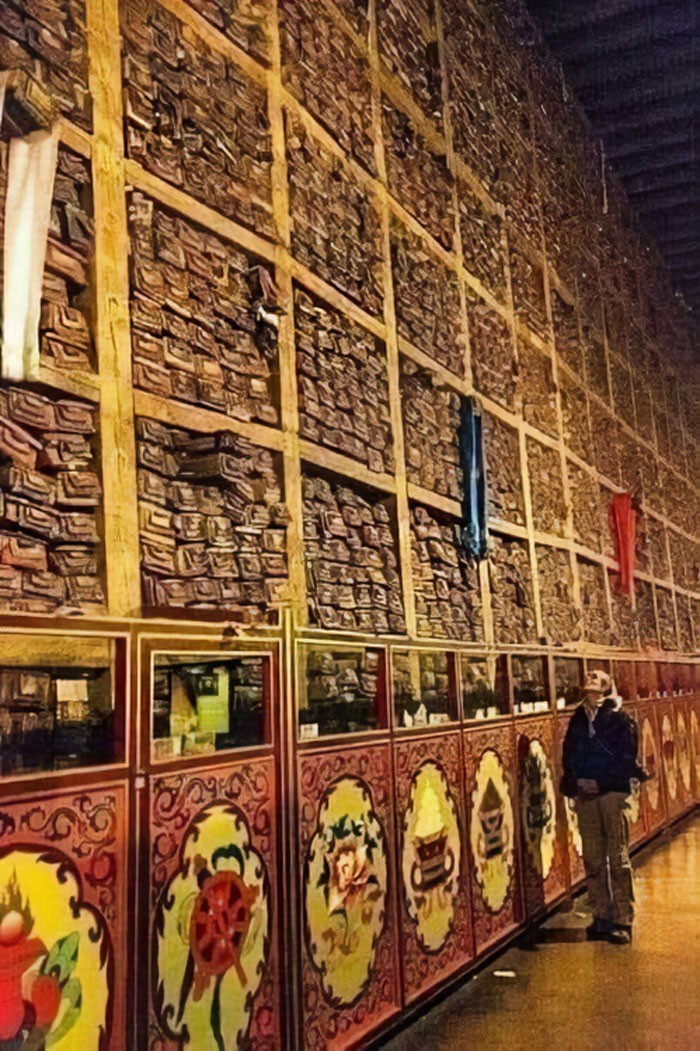 Tybetański klasztor Sakja. Ta biblioteka została odkryta za ogromną ścianą. Zawiera 84 tysiące sekretnych manuskryptów historycznych sięgających nawet tysiąc lat wstecz.