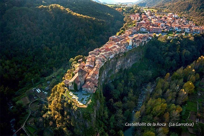 Hiszpańska wioska Castellfollit De La Roca wzniesiona na bazaltowym klifie