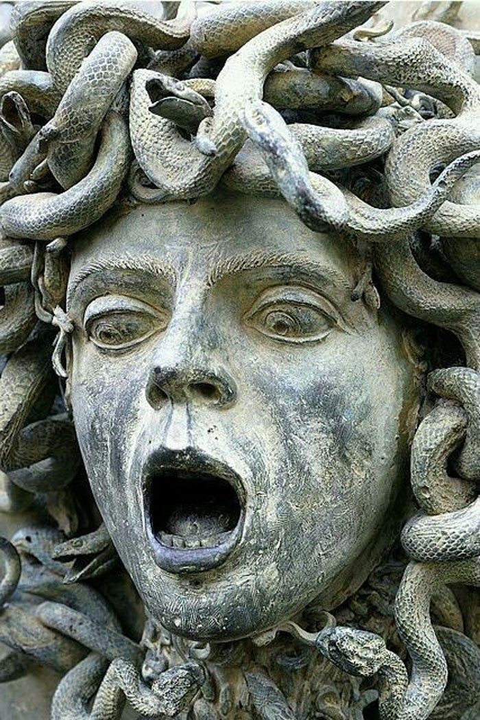 Stworzona w II wieku rzeźba Meduzy w willi Hadriana, Tivoli, Włochy