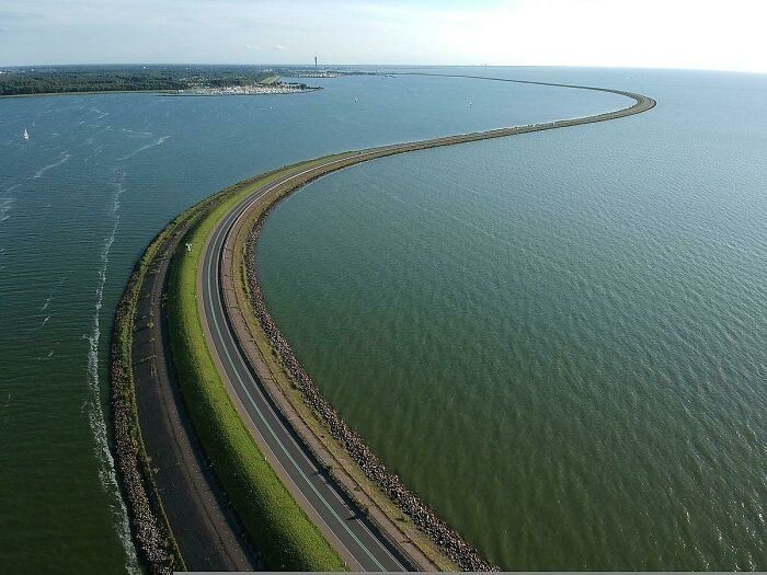 Częściowy widok na 30-kilometrową tamę Houtribdijk w Holandii