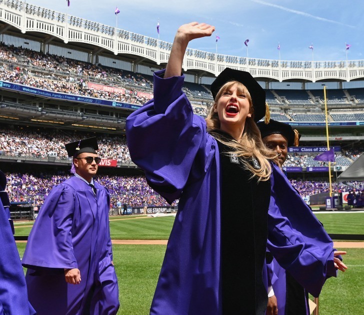 Ochroniarz Taylor Swift towarzyszył jej w dniu ukończenia szkoły ubrany jako jeden ze studentów.