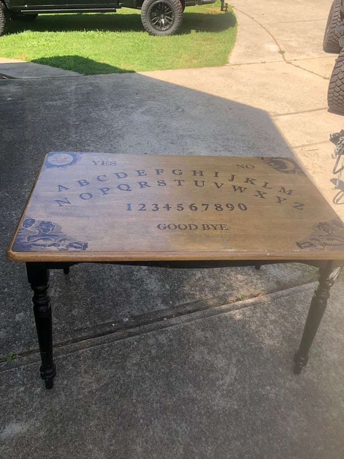 "Znalazłem ten unikalny stolik podczas szukania okazji."