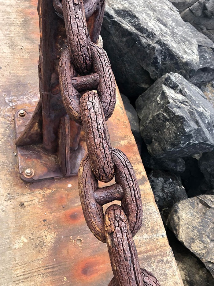 Ten łańcuch jest tak stary i zardzewiały, że wygląda niczym drewno.