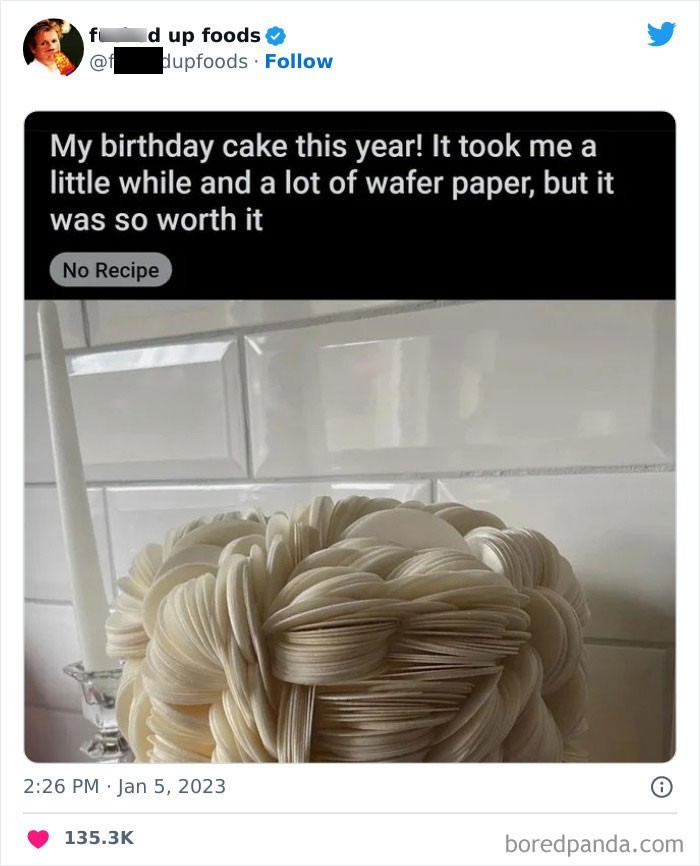 "Mój tegoroczny tort urodzinowy. Zajął trochę czasu i wymagał mnóstwo papieru waflowego, ale było warto."