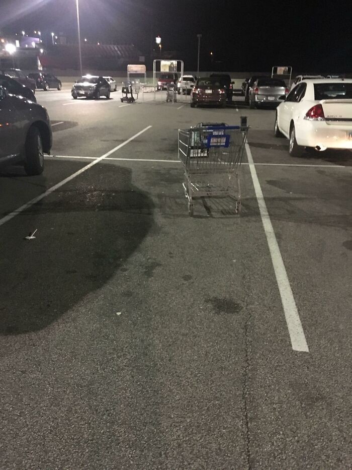 Osoby, które zostawiają wózki sklepowe na środku parkingu