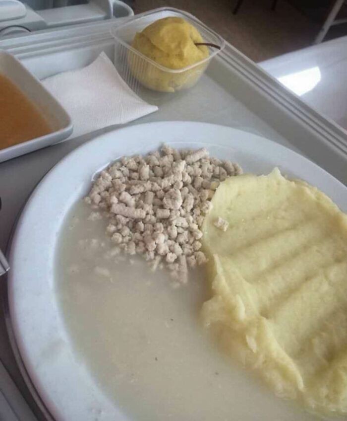 "Szpitalne jedzenie. Mniam."