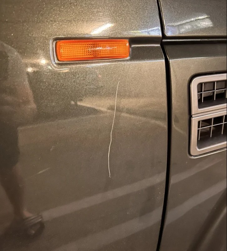 "Moja siostra pożyczyła ode mnie auto i wkurzyła kogoś, parkując na miejscu dla niepełnosprawnych. Ten ktoś postanowił porysować moje auto."
