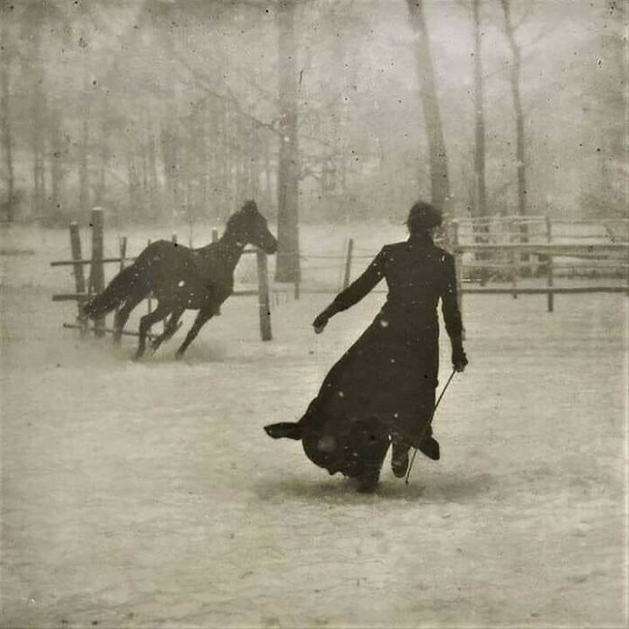 Kobieta trenująca konia. Zdjęcie autorstwa Félixa Thiolliera, 1899