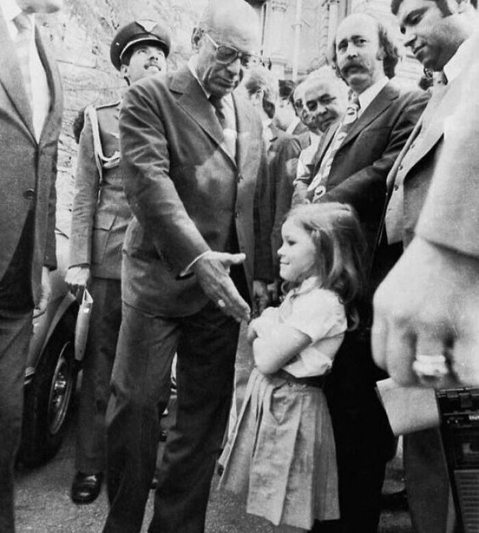 Brazylijska dziewczynka odmawiająca podania dłoni militarnemu dyktatorowi João Figueiredo, 1979