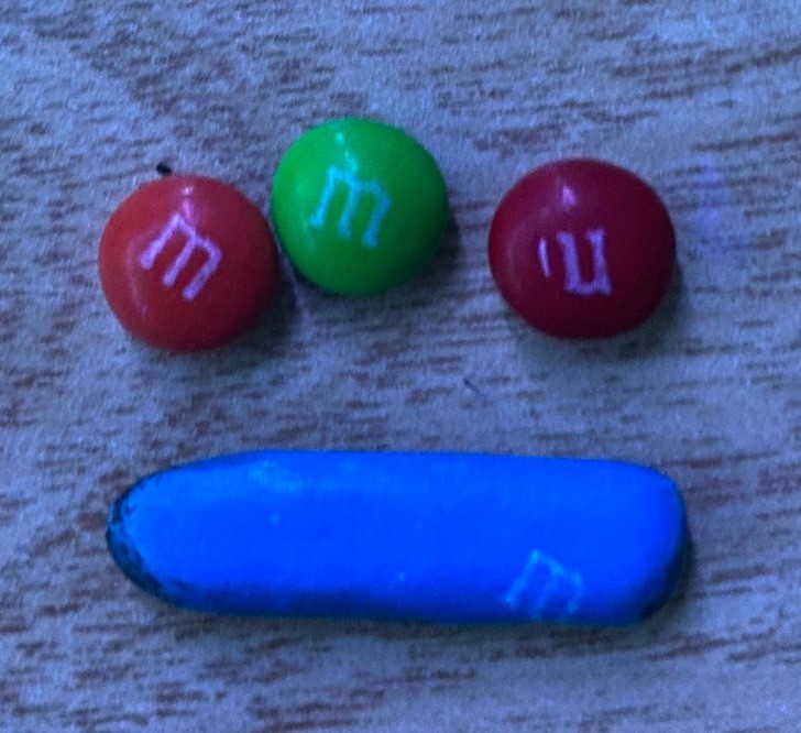 "Ten niezwykle długi M&M"
