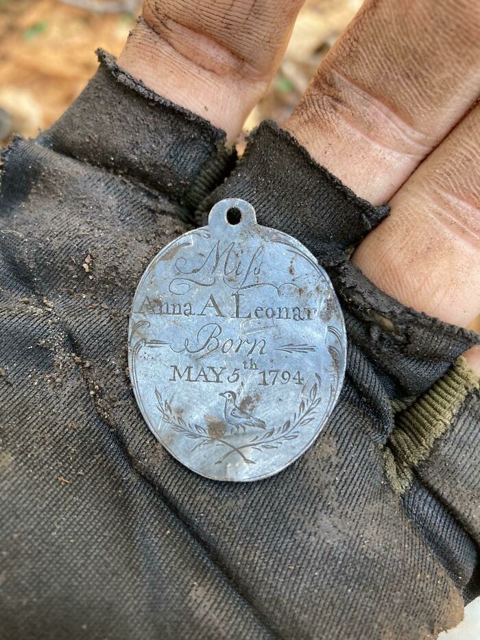 "Ten medalik, który znalazłem wykrywaczem metalu, ma 227 lat."