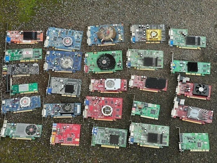 "Tylko na eBay - karty graficzne rozłożone na zewnątrz, na wilgotnym żwirze"