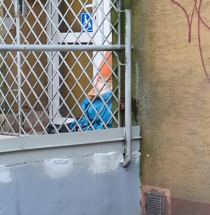 Ta sterta śmieci przypomina gnoma."