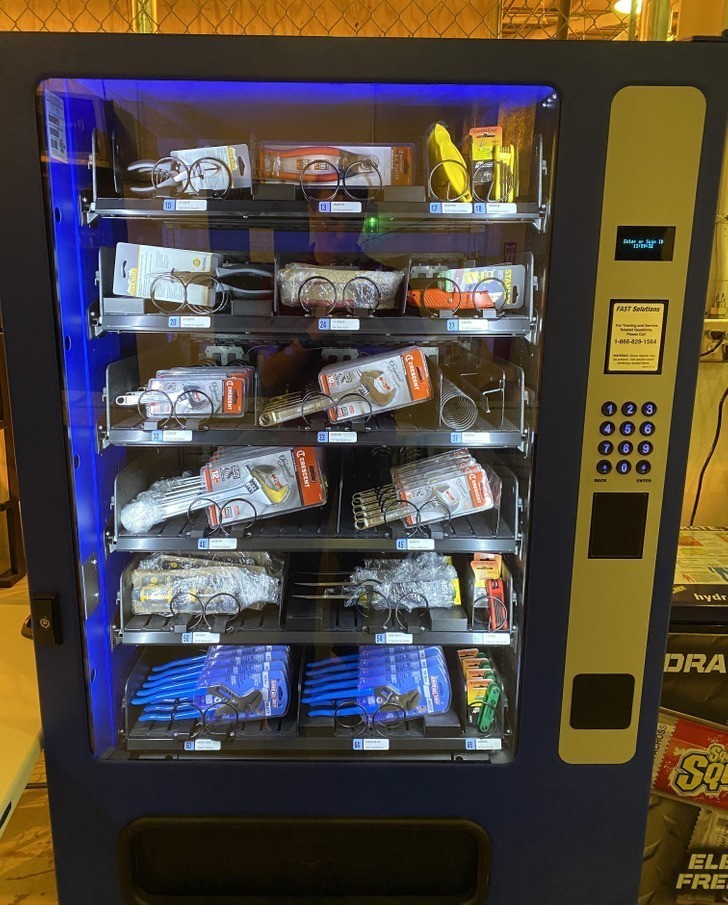 "W mojej pracy stoi automat sprzedający narzędzia."