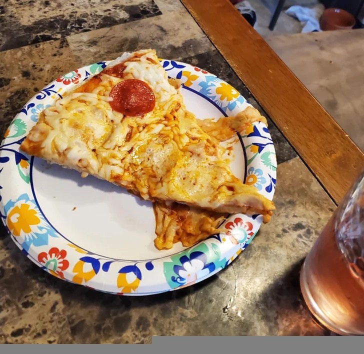 "Moje 10-letnie dziecko zjadło sam brzeg pizzy i zostawiło resztę."