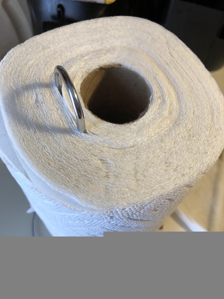 "Powiedziałam mojej 4-latce, by włożyła nową rolkę ręczników papierowych na stojak."