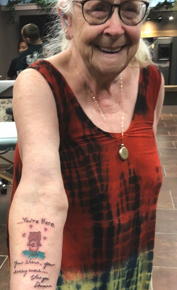 #13 Ta niesamowita kobieta zrobiła sobie na przedramieniu obraz i napis z kartki, którą jej napisał jej zmarły syn