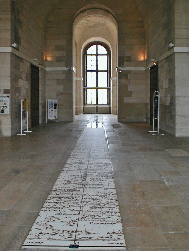 Sala w obserwatorium Paryskim. Przebieg południka zaznaczony jest linią na podłodze pomieszczenia