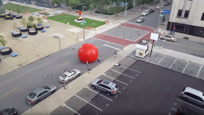 100 kilogramowa czerwona kula niszcząca auta w centrum miasta. Szaleństwo sztuki współczesnej!