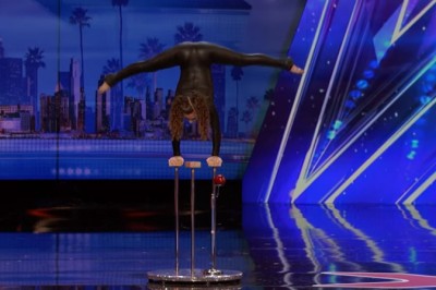 14 latka w czarnym lateksowym stroju oczarowała jurorów! To jak się wyginała jest niesamowite!