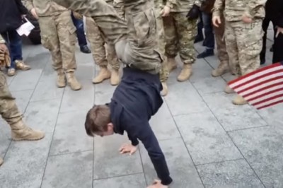 A tak potrafisz?! Polski nastolatek zagina amerykańskich żołnierzy robiąc pompki stojąc na rękach! 