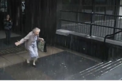 Babcia zaczęła biegać po deszczu! Gdy usłyszałam co mówi ta małą dziewczynka sama chciałam wybiec! 