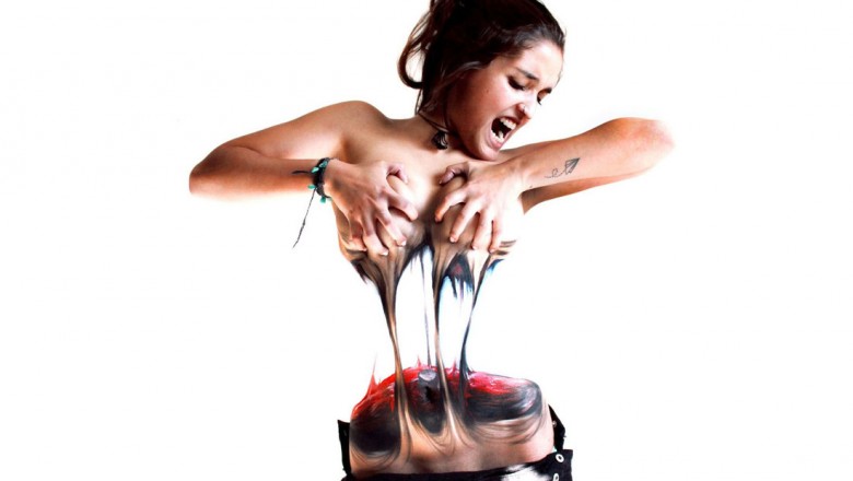 Bodypainting tego artysty przyprawia o dreszcze! Wyciąga kobiece wnętrze!