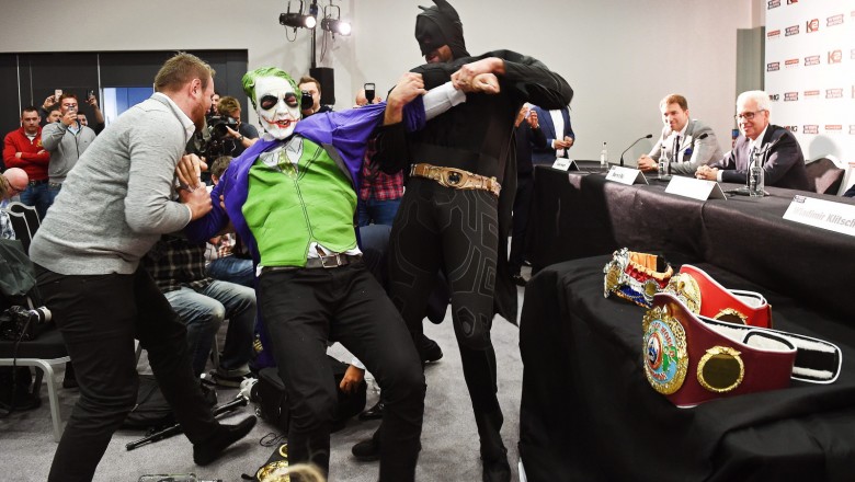 Bokser wpada na konferencję z Władimirem Kliczko w stroju Batmana! Pojechana akcja!