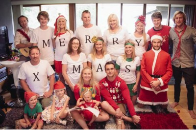 Była przekonana, że pozuje do świątecznej fotki! Dopiero gdy spogląda na zdjęcie widzi prawdziwe znaczenie!