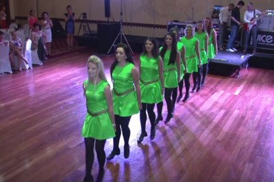 Byłam w swoim życiu na wielu weselach jednak takiego tańca nigdy nie widziałam! Ciekawe ile to ćwiczyły!