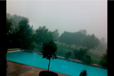 Chciał nagrać burzę w swoim ogrodzie! To co wydarzyło się w basenie sprawiło, że wszyscy uciekali!