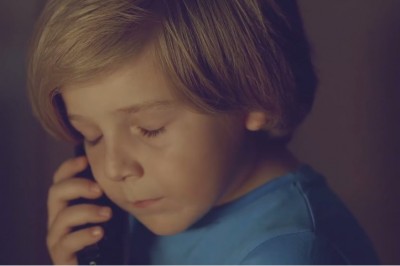 Chłopiec chciał porozmawiać ze swoją mamą która jest w niebie! Chwyta telefon i dzwoni w jedno miejsce