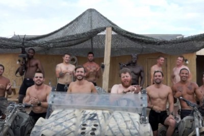 Ci żołnierze postanowili wcielić się w rolę cheerleaderek! Efekt? Nie mogłam powstrzymać śmiechu!