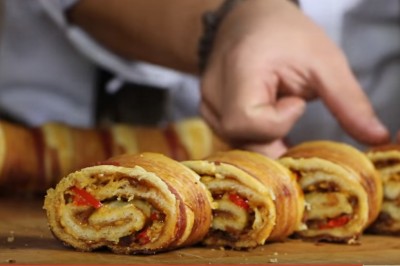 Ciasto francuskie z serem zawinął w bekon i upiekł! Wszyscy będą zabijać się o tą przekąskę! 