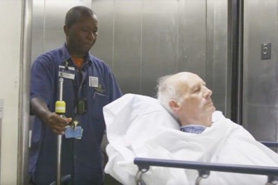 Codziennie przewozi w szpitalu bardzo chorych pacjentów! Teraz zobacz co uchwyciła kamera w jego pracy!