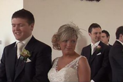 Czekali aż panna młoda wejdzie do kościoła! Nagle pan młody zachwyca wszystkich niezwykłym gestem!